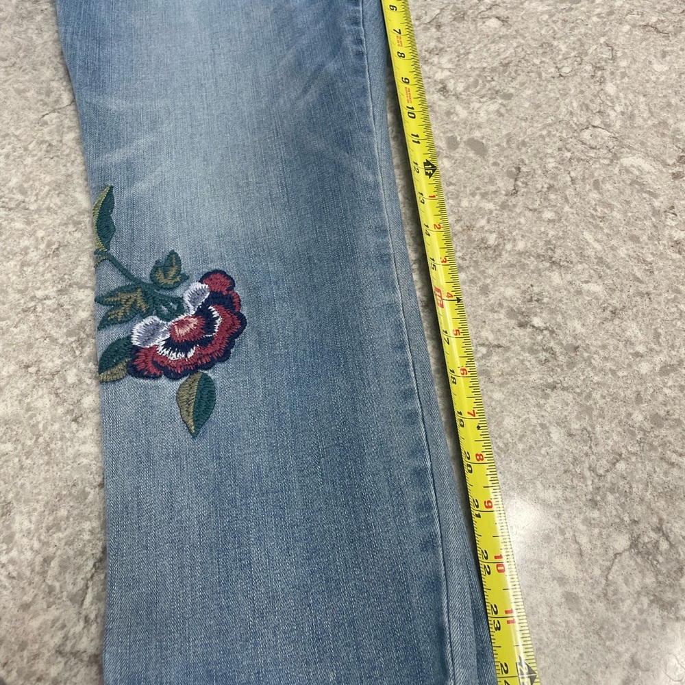 🌷💕🌷Chico's Blue Jeans with Floral Embroidery - Picture 4 of 8